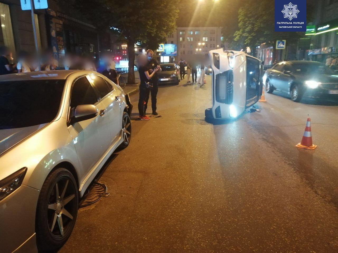 Перевернулась на бок: в центре Харькова девушка на Audi A3 врезалась в припаркованный автомобиль фото 1