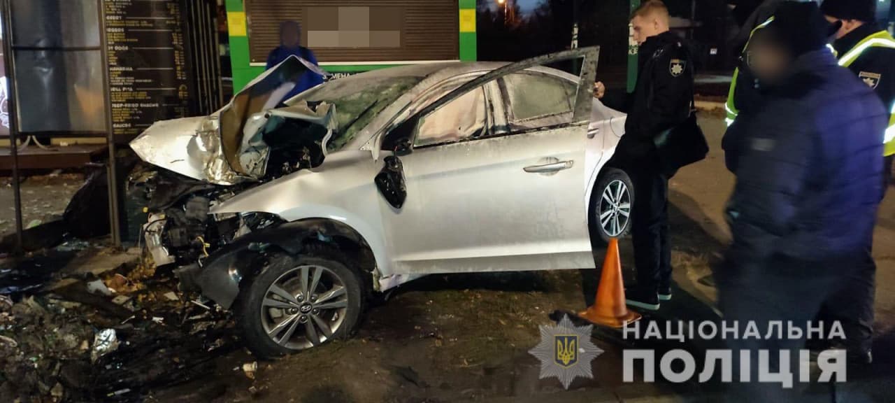 Водитель погиб: на Студенческой автомобиль влетел в столб на остановке и загорелся (видео) фото 1