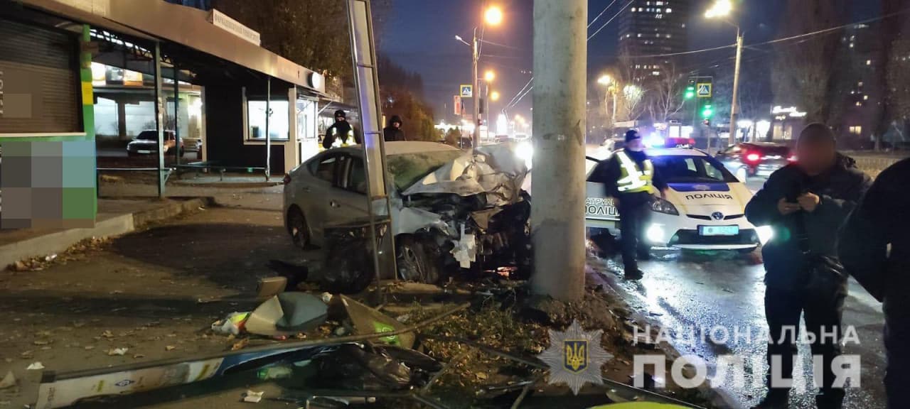 Водитель погиб: на Студенческой автомобиль влетел в столб на остановке и загорелся (видео) фото 2 1