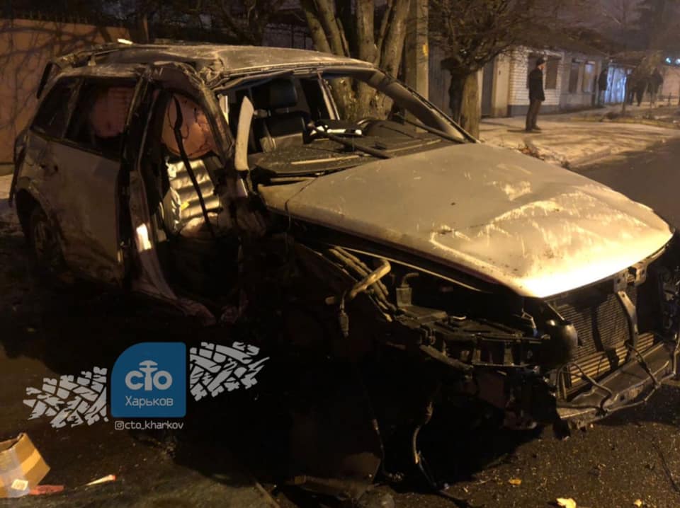 Был пьян: на Холодной водитель снёс столб и убил свою жену фото 1