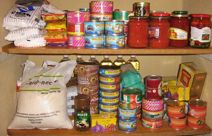 Запас продуктов длительного хранения на случай войны или кризиса.