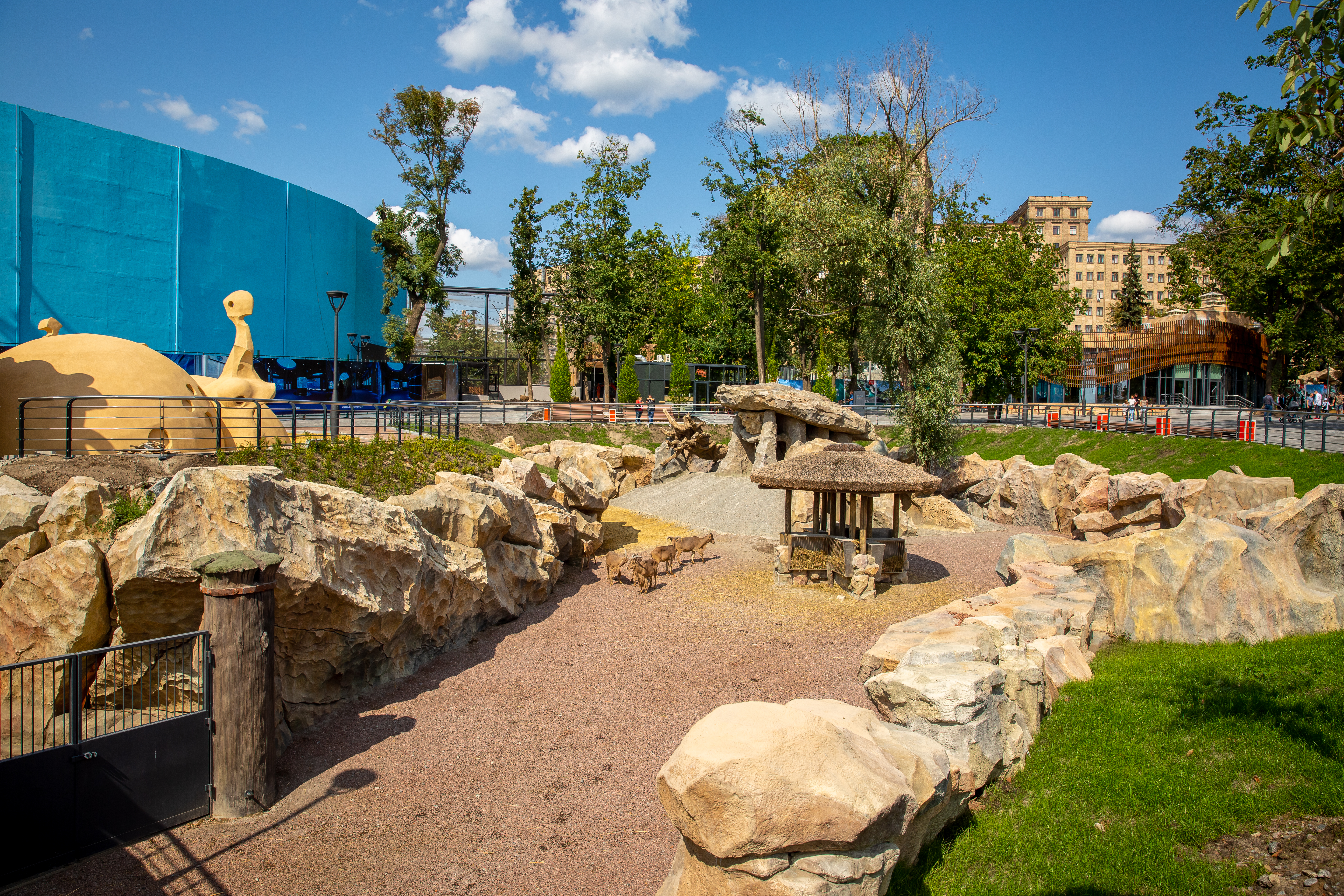 Животные в зоопарке в Харькове