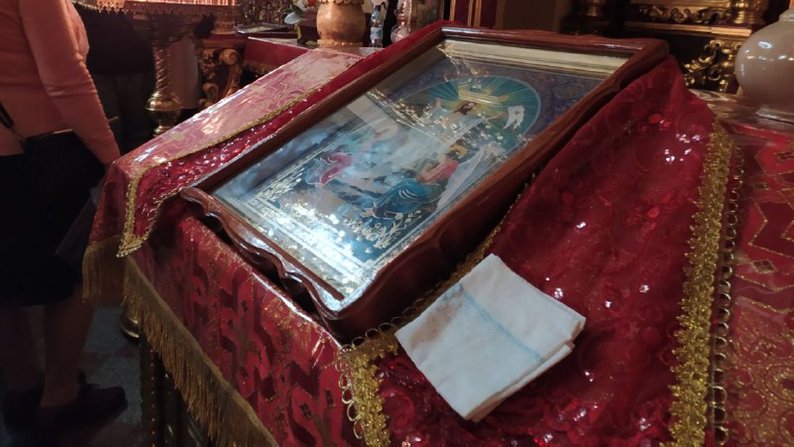 Целуют икону и не соблюдают дистанцию: многие прихожане в Харькове игнорируют карантин фото 4 3