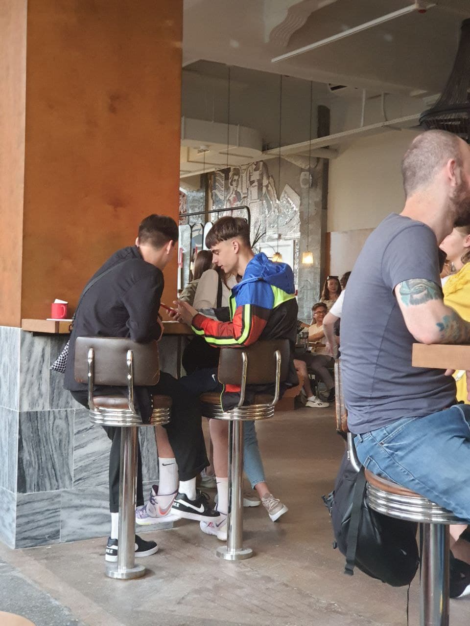 Ретро-автобус в центре зала и "папина картошка" на сковородке: в Харькове открылся кафе-бар "Молодість" фото 9 8