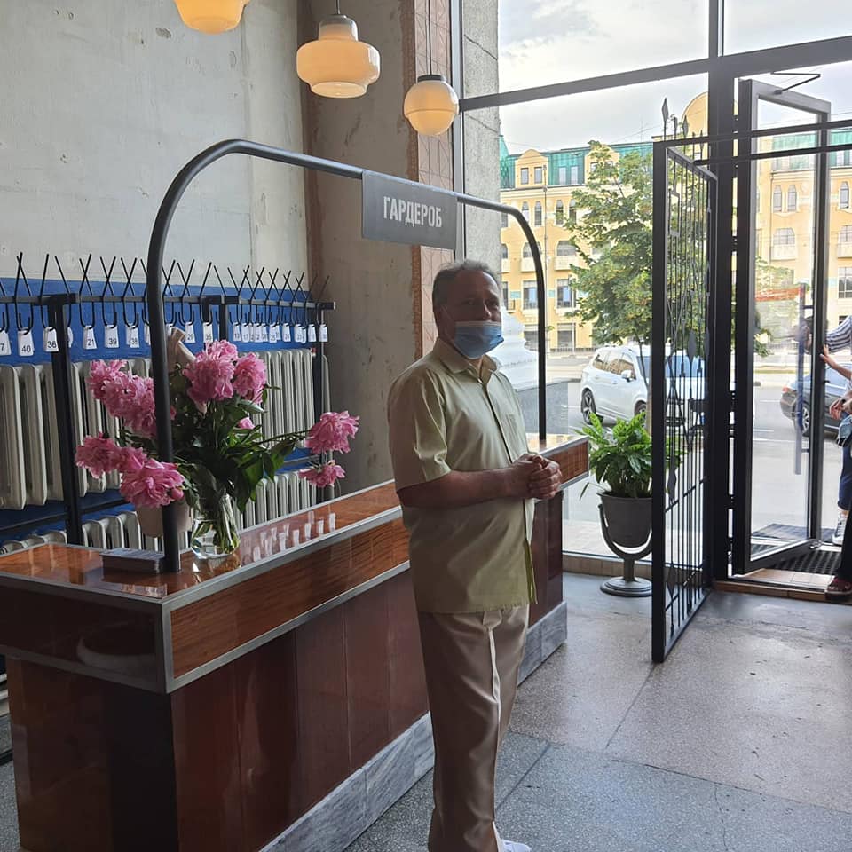 Ретро-автобус в центре зала и "папина картошка" на сковородке: в Харькове открылся кафе-бар "Молодість" фото 8 7