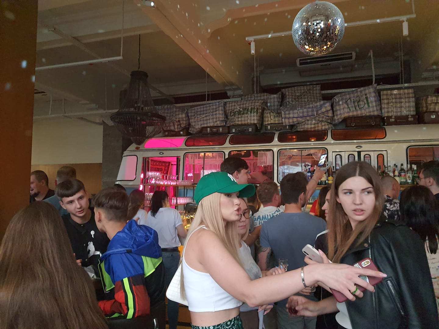 Ретро-автобус в центре зала и "папина картошка" на сковородке: в Харькове открылся кафе-бар "Молодість" фото 7 6