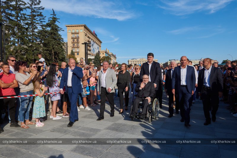 "Не нашли машины для пациента с патологией": Кернеса везли в аэропорт на скорой из Полтавы, — волонтер фото 3 2