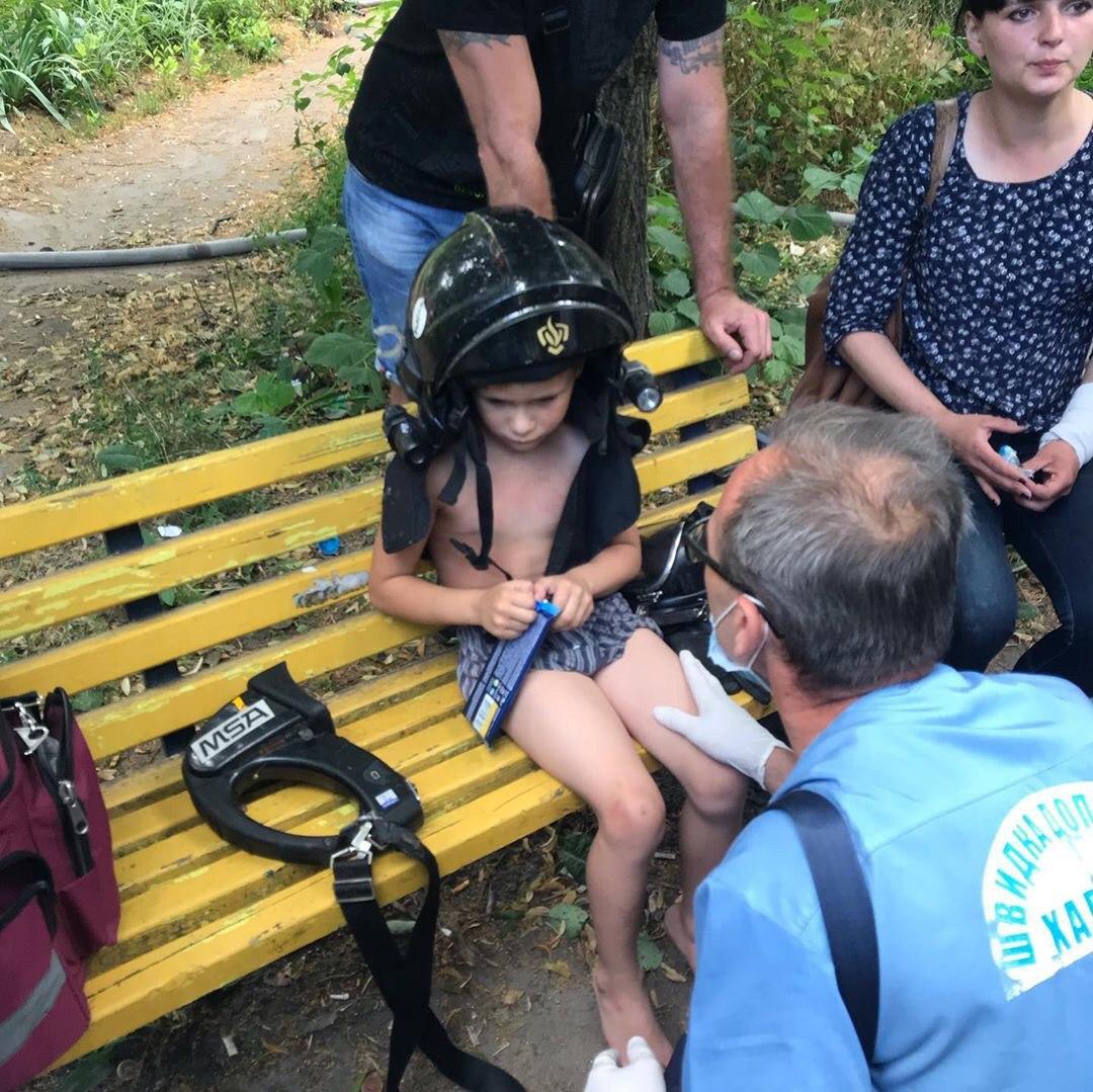 Был завален мусором: в Харькове на пожаре спасли 7-летнего ребенка фото 1