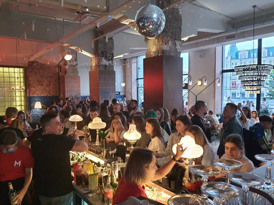 Ретро-автобус в центре зала и "папина картошка" на сковородке: в Харькове открылся кафе-бар "Молодість" фото 2 1