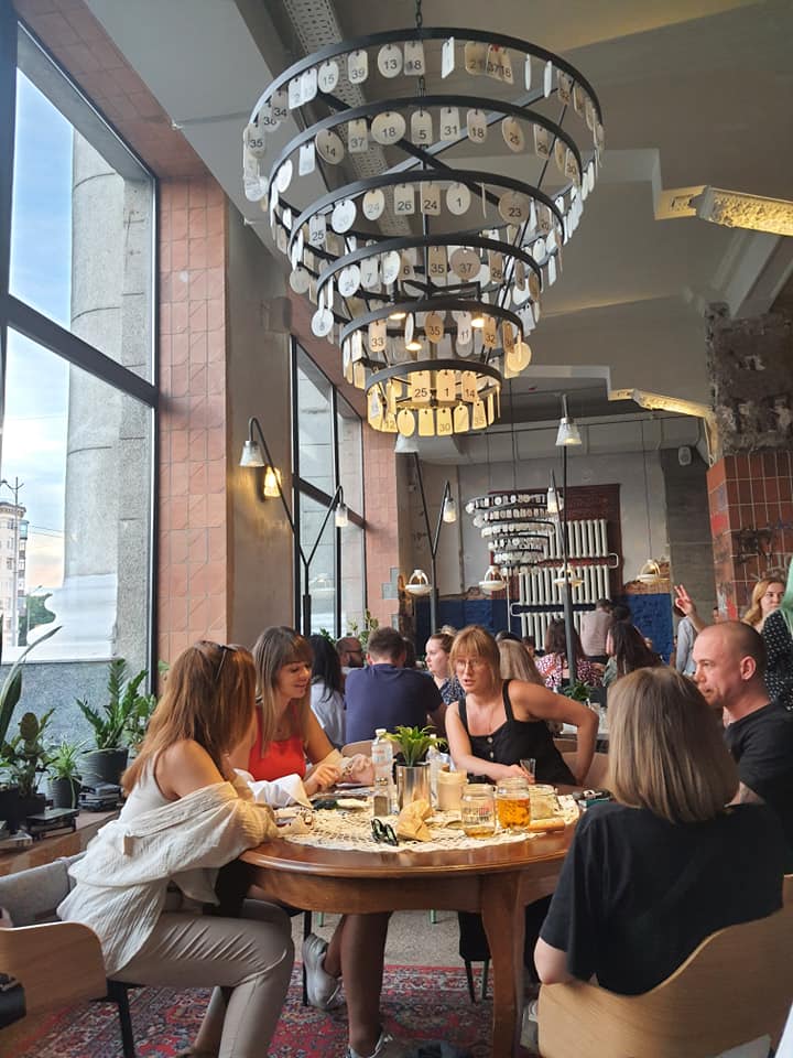 Ретро-автобус в центре зала и "папина картошка" на сковородке: в Харькове открылся кафе-бар "Молодість" фото 3 2