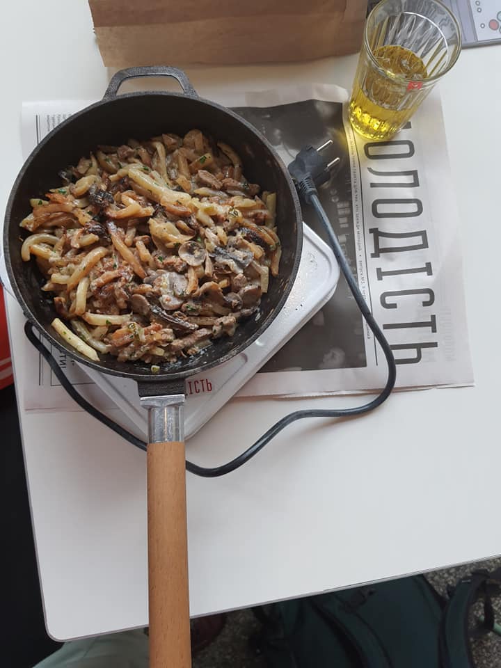 Ретро-автобус в центре зала и "папина картошка" на сковородке: в Харькове открылся кафе-бар "Молодість" фото 5 4