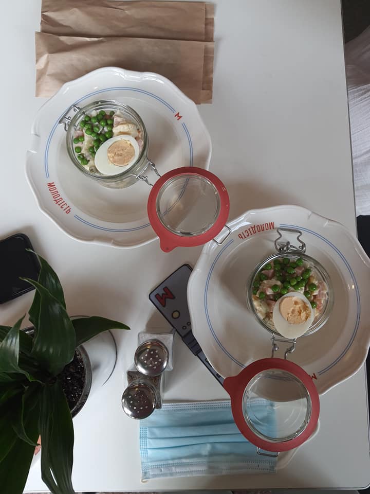 Ретро-автобус в центре зала и "папина картошка" на сковородке: в Харькове открылся кафе-бар "Молодість" фото 6 5