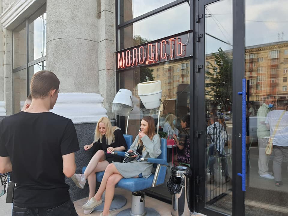 Ретро-автобус в центре зала и "папина картошка" на сковородке: в Харькове открылся кафе-бар "Молодість" фото 1