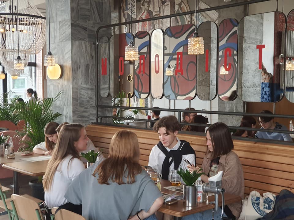 Ретро-автобус в центре зала и "папина картошка" на сковородке: в Харькове открылся кафе-бар "Молодість" фото 4 3