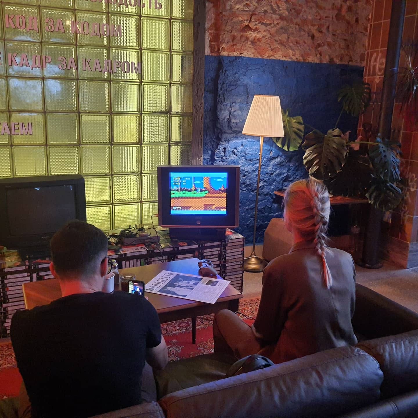 Ретро-автобус в центре зала и "папина картошка" на сковородке: в Харькове открылся кафе-бар "Молодість" фото 11 10