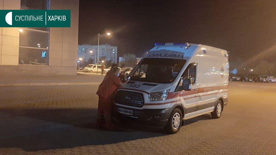 Кернес летит на лечение в Германию: в аэропорт Харькова прибыл самолет, которым транспортировали Навального фото 4 3