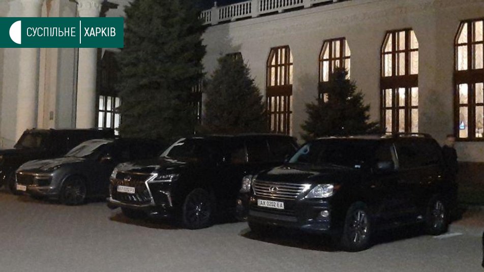 Кернес летит на лечение в Германию: в аэропорт Харькова прибыл самолет, которым транспортировали Навального фото 5 4