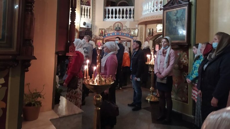 Целуют икону и не соблюдают дистанцию: многие прихожане в Харькове игнорируют карантин фото 3 2