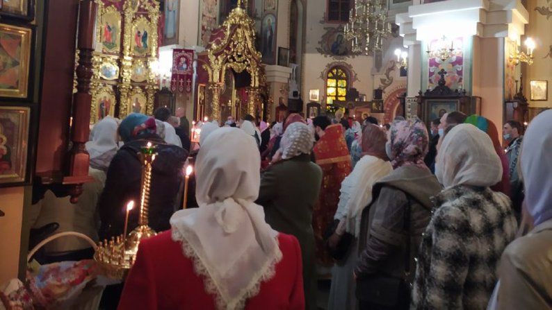 Целуют икону и не соблюдают дистанцию: многие прихожане в Харькове игнорируют карантин фото 2 1