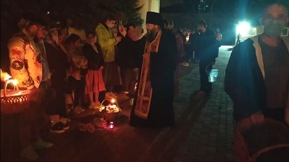 Целуют икону и не соблюдают дистанцию: многие прихожане в Харькове игнорируют карантин фото 1