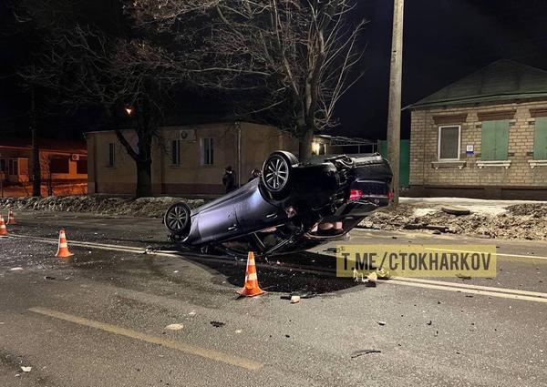 Пошел на обгон по скользкой дороге: в Харькове Infinity врезался в забор и перевернулся на крышу фото 2 1