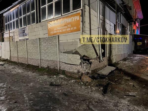 Пошел на обгон по скользкой дороге: в Харькове Infinity врезался в забор и перевернулся на крышу фото 3 2