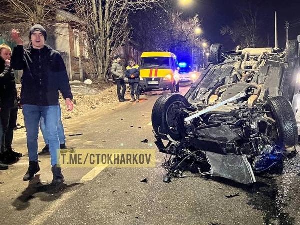 Пошел на обгон по скользкой дороге: в Харькове Infinity врезался в забор и перевернулся на крышу фото 1