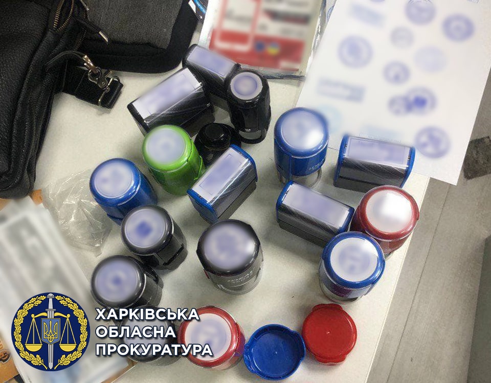 "Зарабатывали" 4 миллиона в месяц: в Харьковской области мошенники подделывали сертификаты о вакцинации и тесты ПЦР фото 2 1