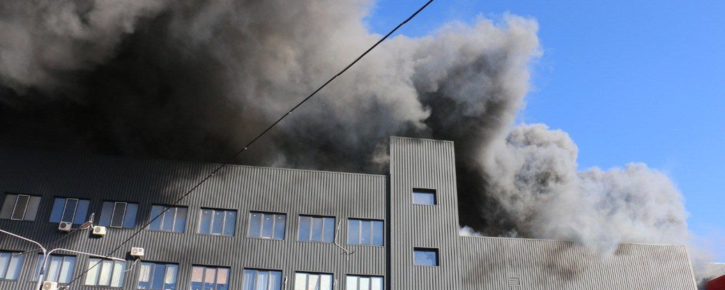 На Салтівці після обстрілу сталася пожежа у торговельному центрі  &mdash; відео, фото фото 1