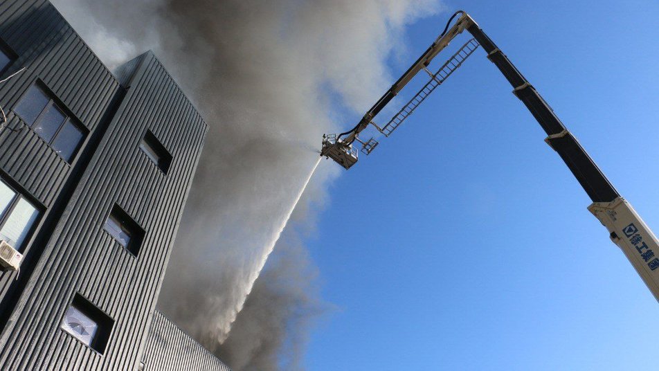 На Салтівці після обстрілу сталася пожежа у торговельному центрі  &mdash; відео, фото фото 2 1