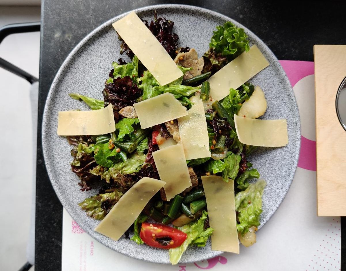 Салат с уткой в ресторане Япошка