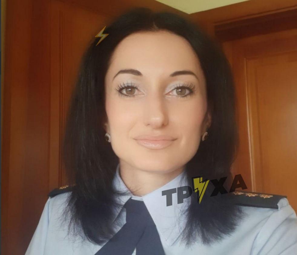 Ждала спасателей на крыше: в центре Харькова девушка на KIA слетела с моста в реку фото 1