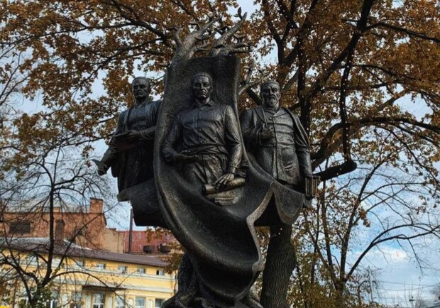 В Харькове открыли сквер Мыслителей.