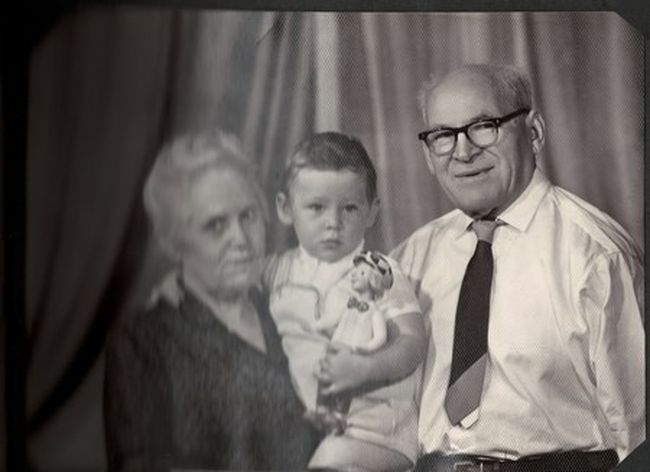 "Мама смотрит сессии горсовета и дает советы": Игорь Терехов рассказал о детстве и родителях фото 1