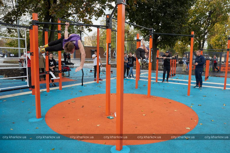 Паркур-трасса, скейт-парк, памп-трек: на бульваре Юрьева открыли урбан-парк фото 4 3