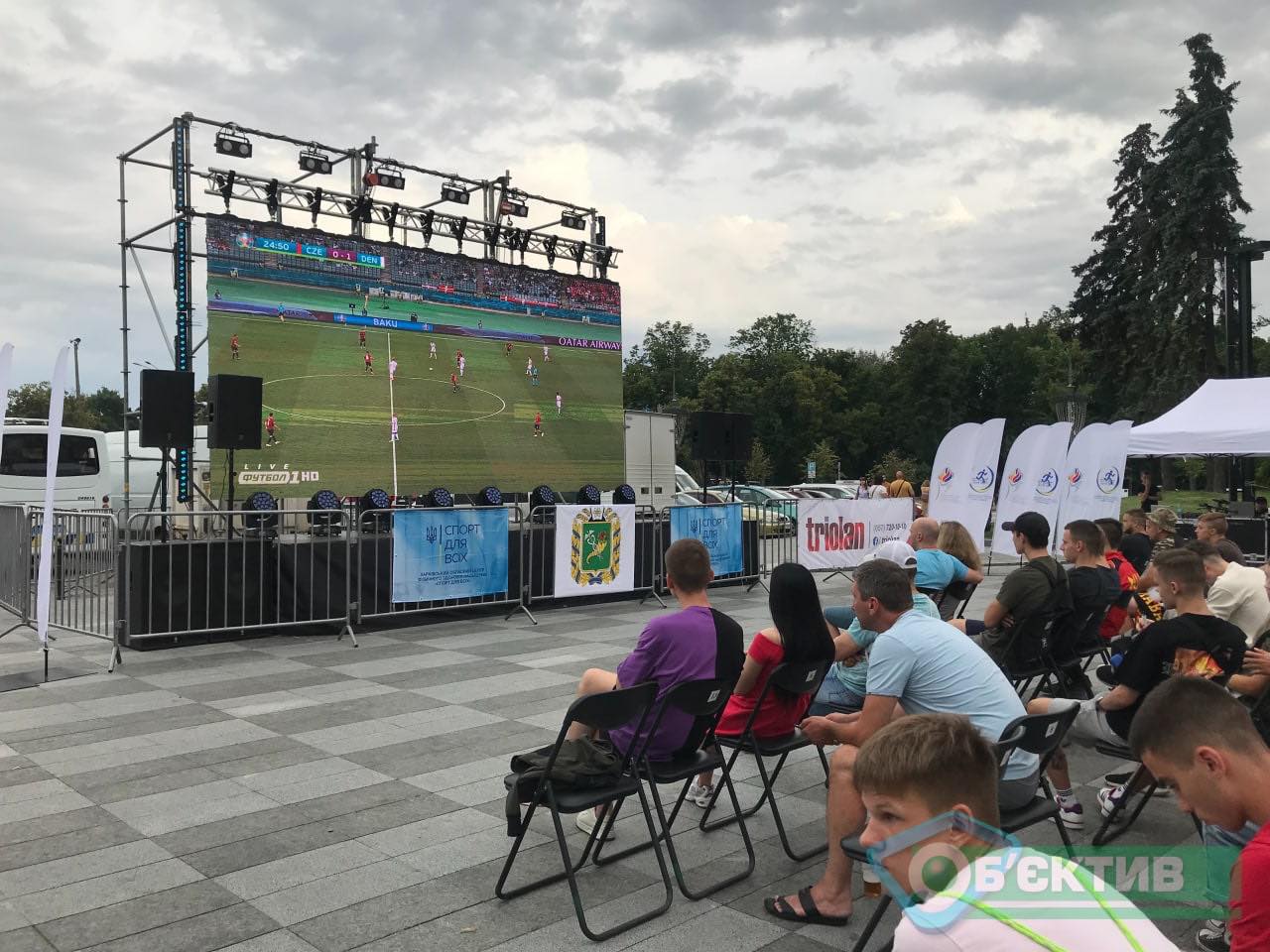 Фан-зона под открытым небом: на площади Свободы собрались футбольные фанаты фото 2 1