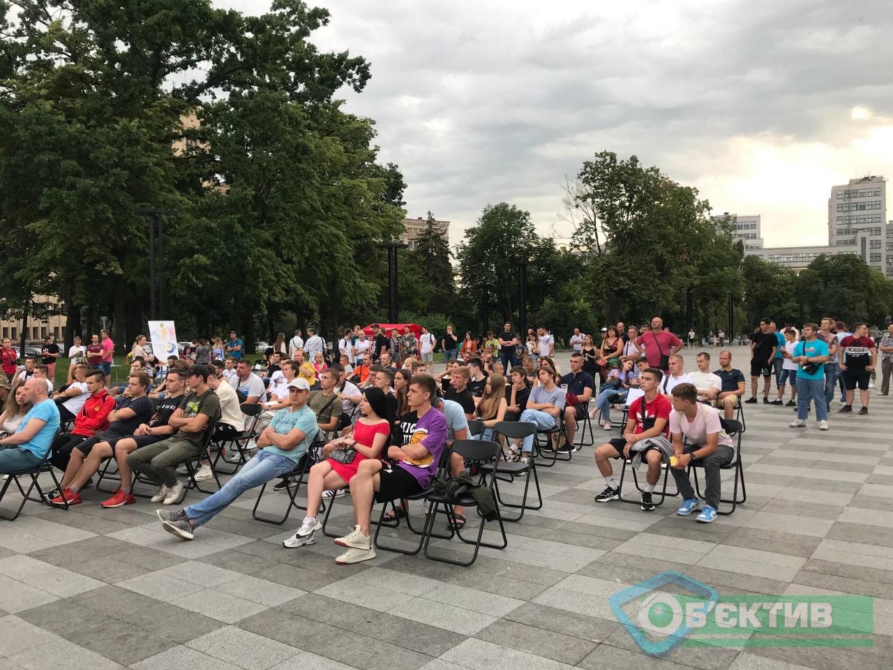 Фан-зона под открытым небом: на площади Свободы собрались футбольные фанаты фото 1