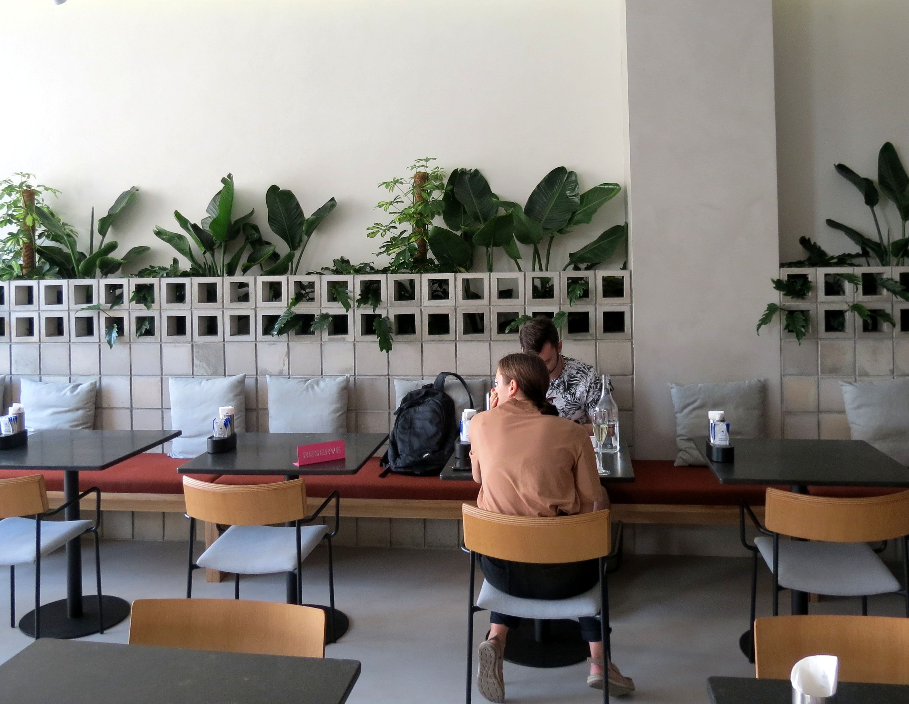 Все материалы в интерьере ресторана - натуральные