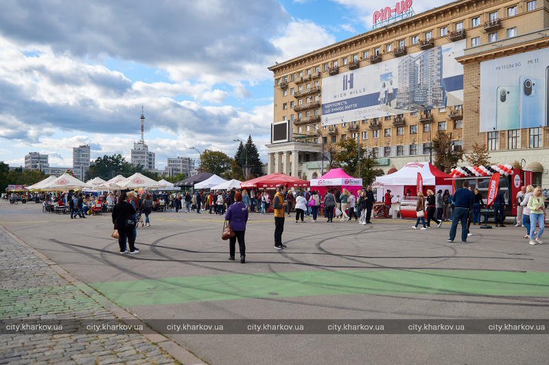 Продукты, одежда, вакансии: на этих выходных на площади Свободы проходит ярмарка фото 2 1