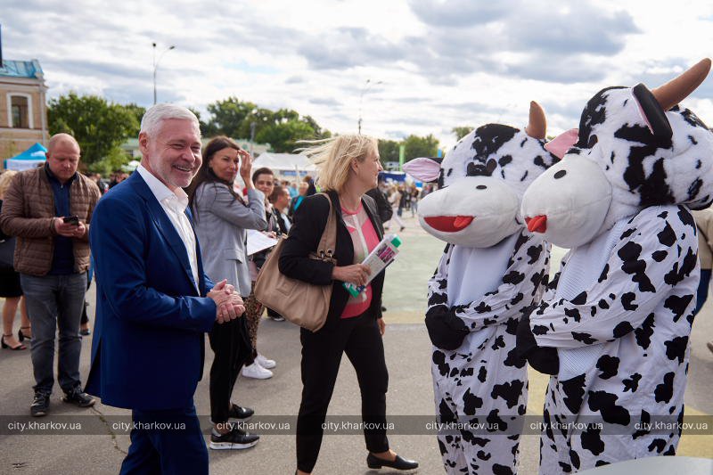 Продукты, одежда, вакансии: на этих выходных на площади Свободы проходит ярмарка фото 4 3