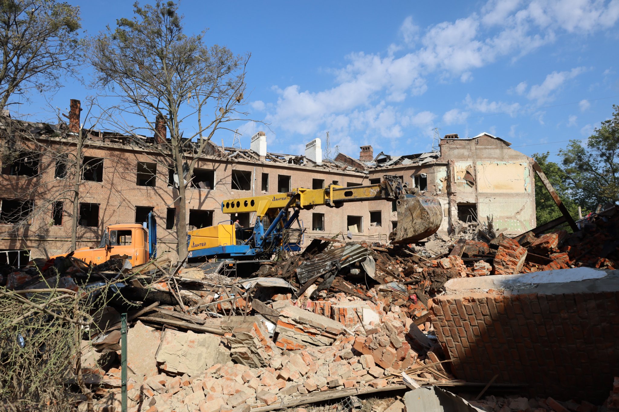 Що залишилось від гуртожитку у Харкові після удару "Іскандером" (фото) фото 6 5