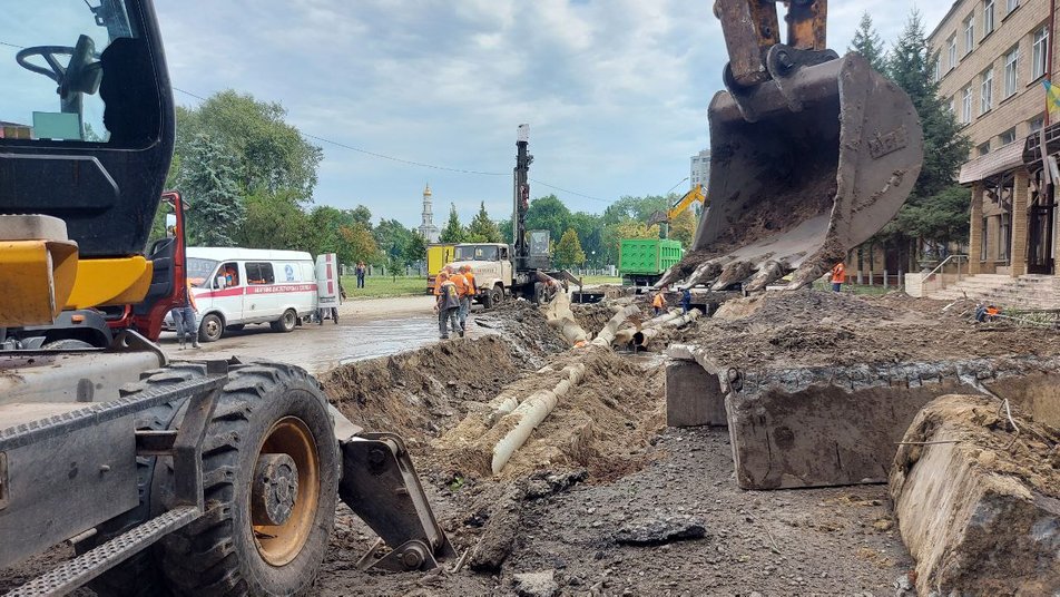 Ракета РФ разбила теплотрассу в Харькове фото 1