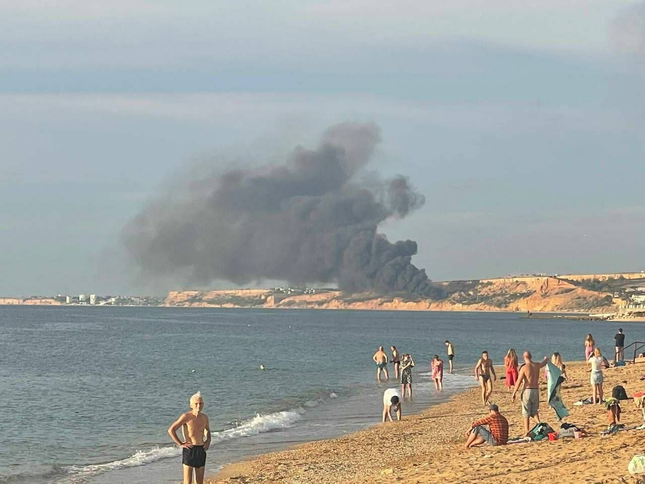 Після вибуху на військовому аеродромі Бельбек у Криму спалахнула пожежа