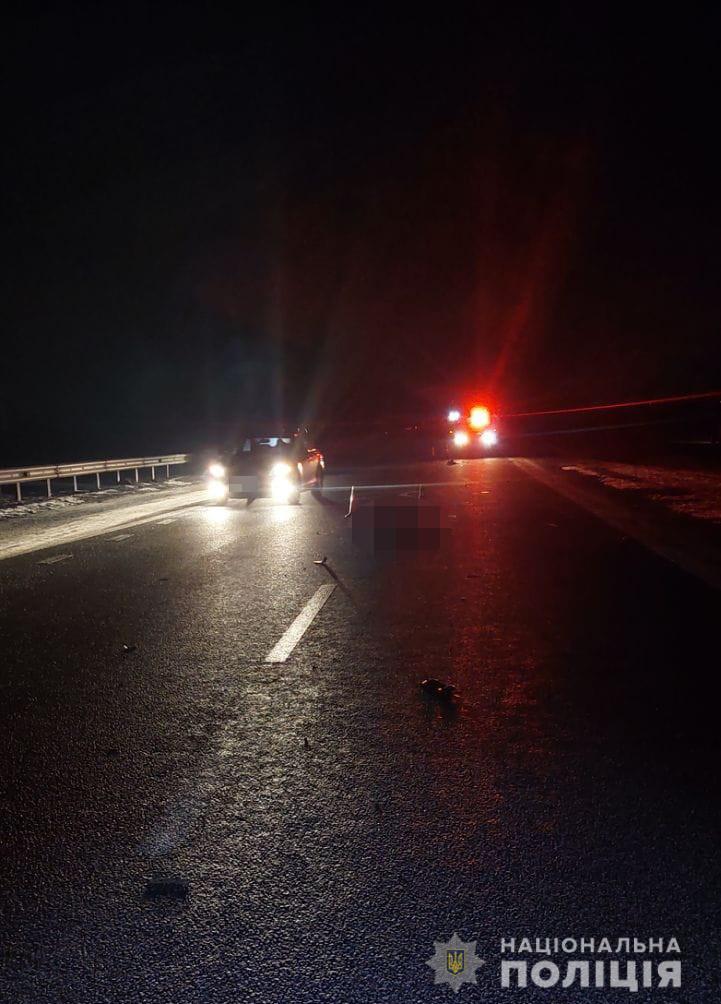 Ищут водителя: на трассе Харьков — Киев автомобиль насмерть сбил мужчину и уехал.