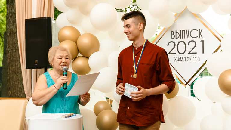 Илья Шкирко с классной руководительницей Еленой Харик. Фото из личного архива Ильи Шкирко