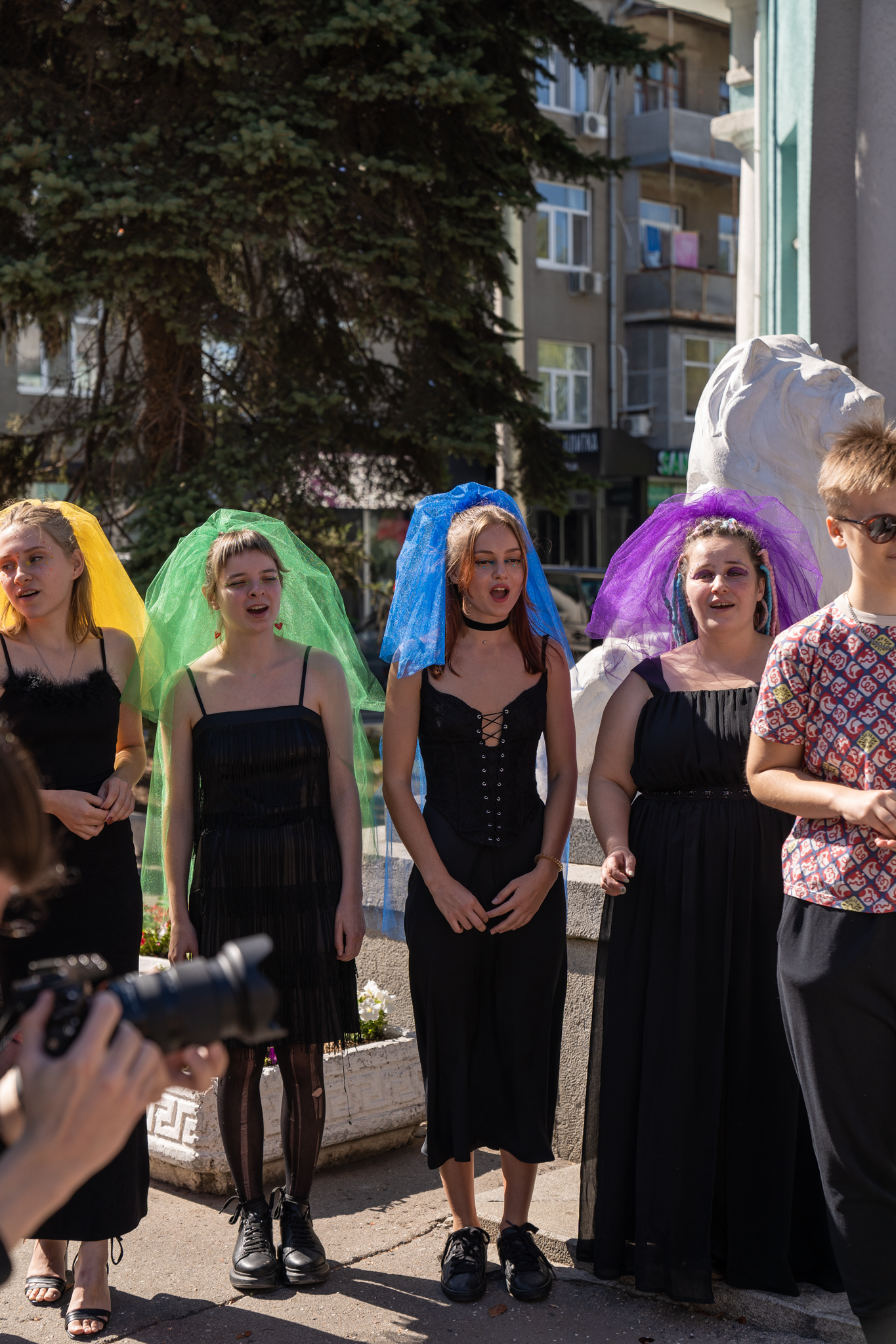 Две невесты: у харьковского Дворца бракосочетания состоялся перформанс в поддержку ХарьковПрайда фото 3 2