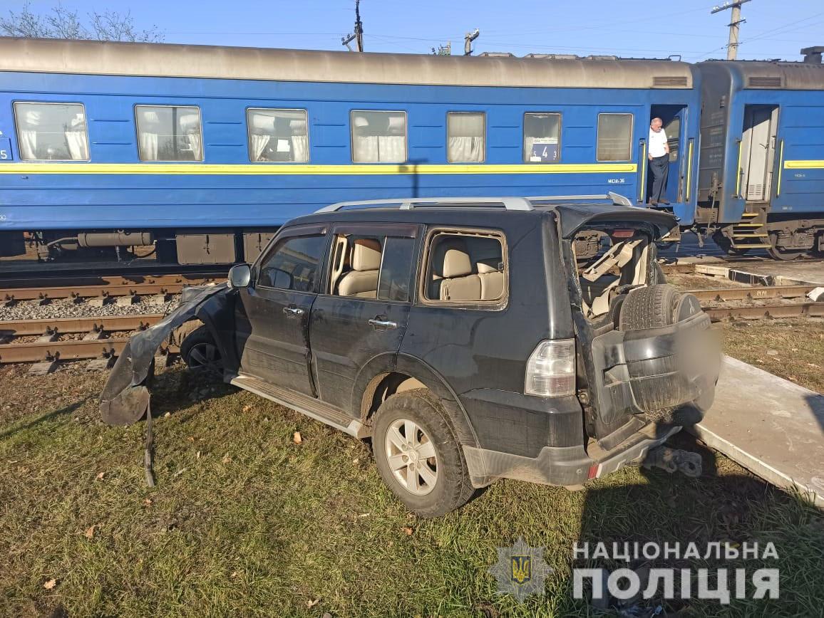 На железнодорожном переезде: под Харьковом женщина за рулем Mitsubishi Pajero попала под поезд фото 1