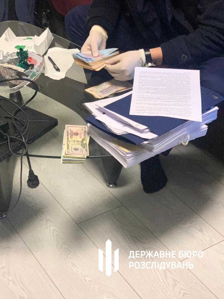 Брали от 5 до 10 тысяч: полицейский из Харькова оказался замешан в продаже разрешений на оружие фото 1