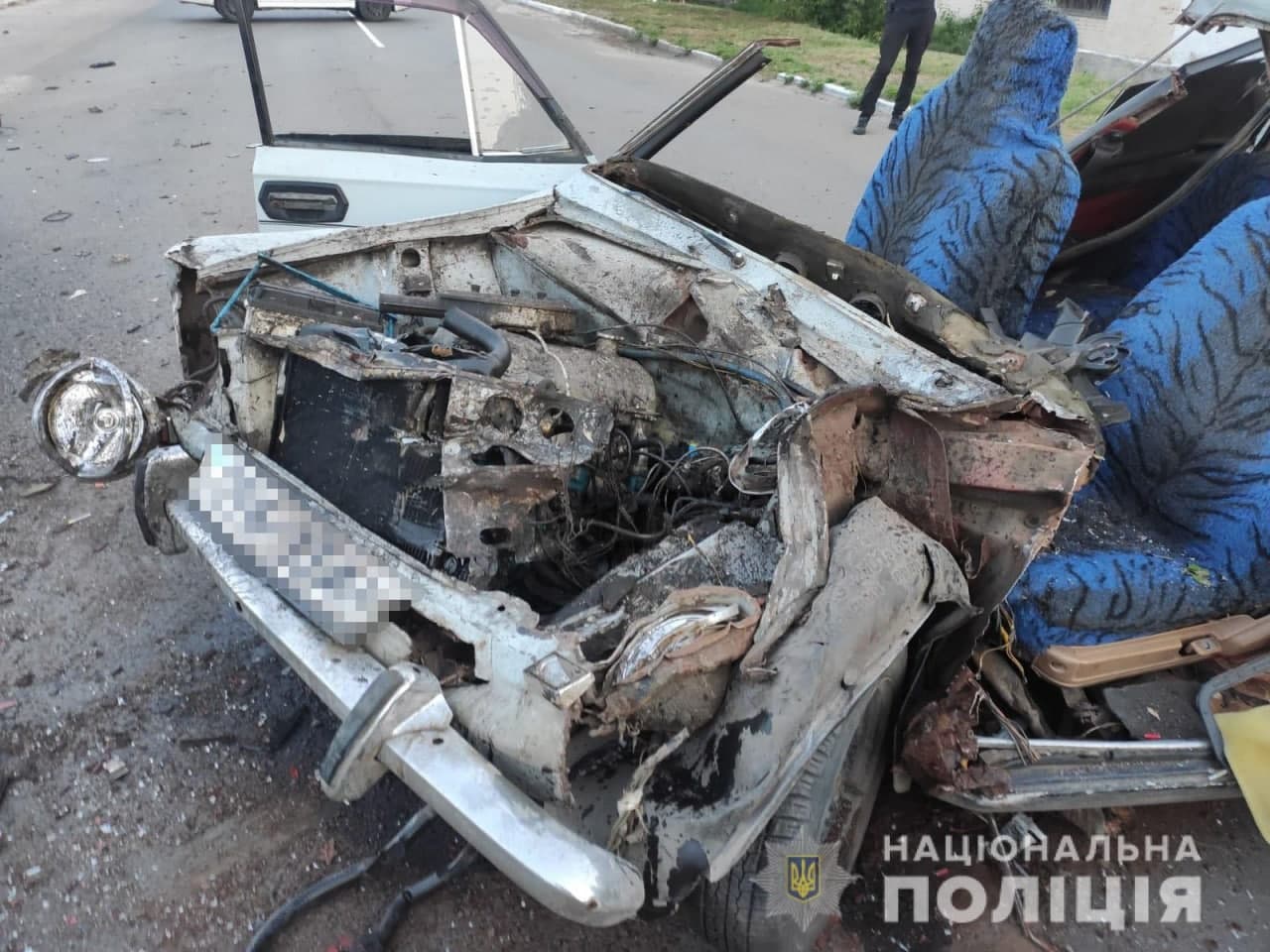 Двое погибших: под Харьковом легковушка врезалась в грузовик фото 1