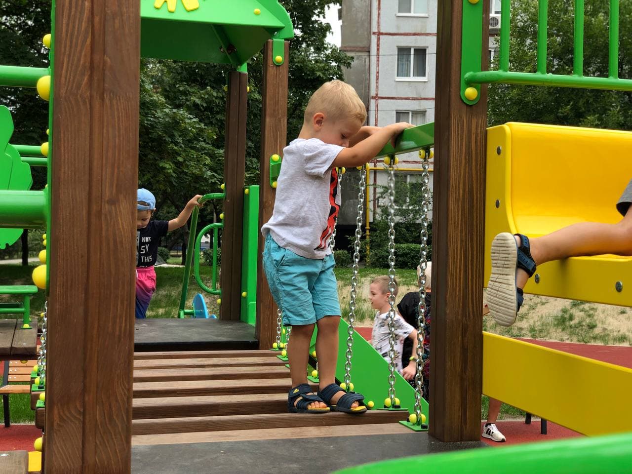 Мультифитнес-станции и игровые комплексы: на проспекте Победы завершена еще одна зона  отдыха фото 4 3